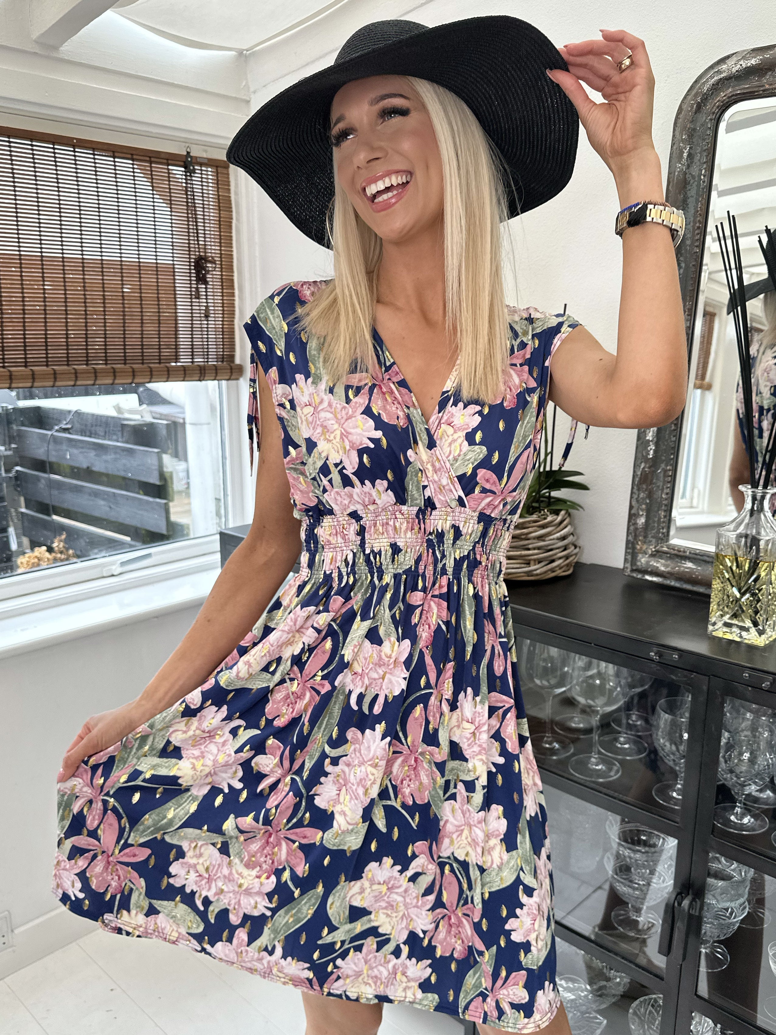 Pams Flower Short - Kort elastisk klänning i rynkfritt tyg - Black